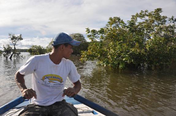 A caminho da praia, remando, em Alter do Chão - PA